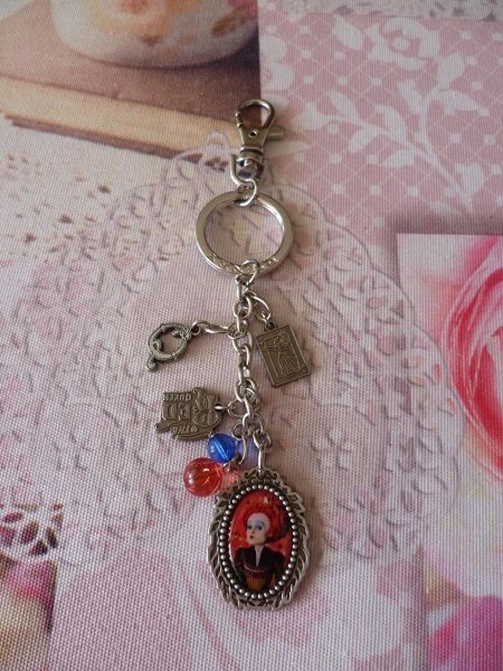 Porte-Cl&eacute; Alice Disney film Reine de coeur S&eacute;rie TV enfant m Bijoux et montres