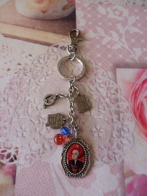 Porte-Clé Alice Disney film Reine de coeur Série TV enfant m 4 Fèves (57)