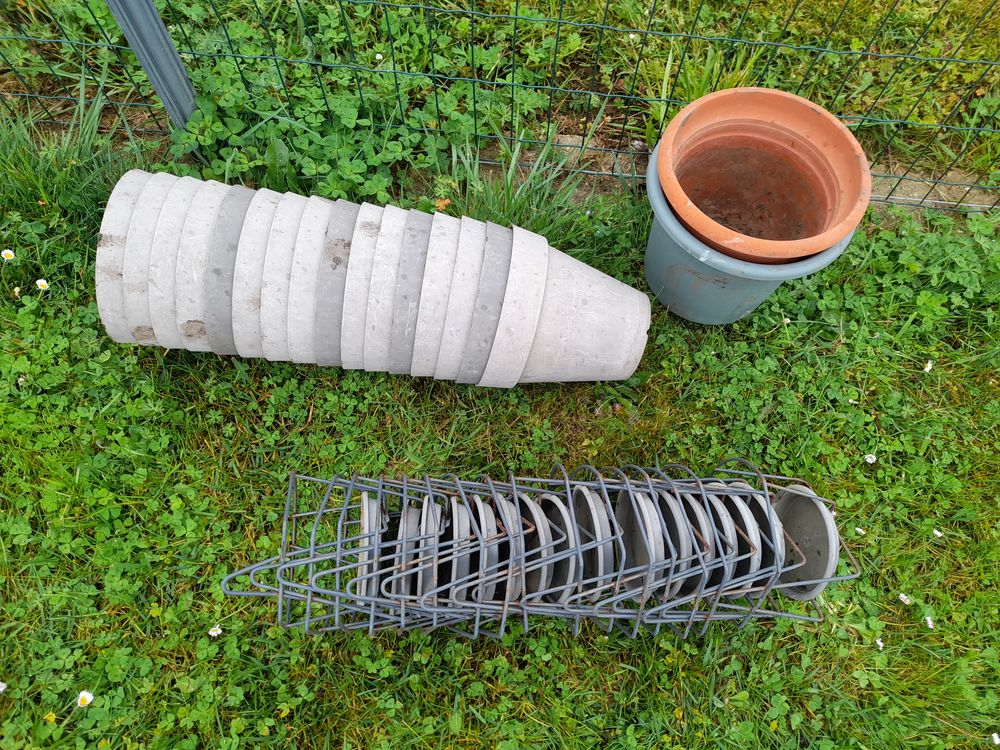 Pots de fleurs PVC + Supports Jardin