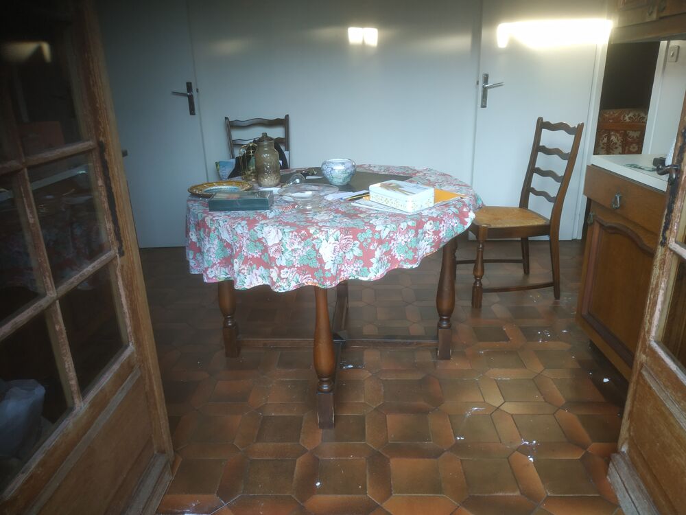 Table ronde + 2 chaises Meubles