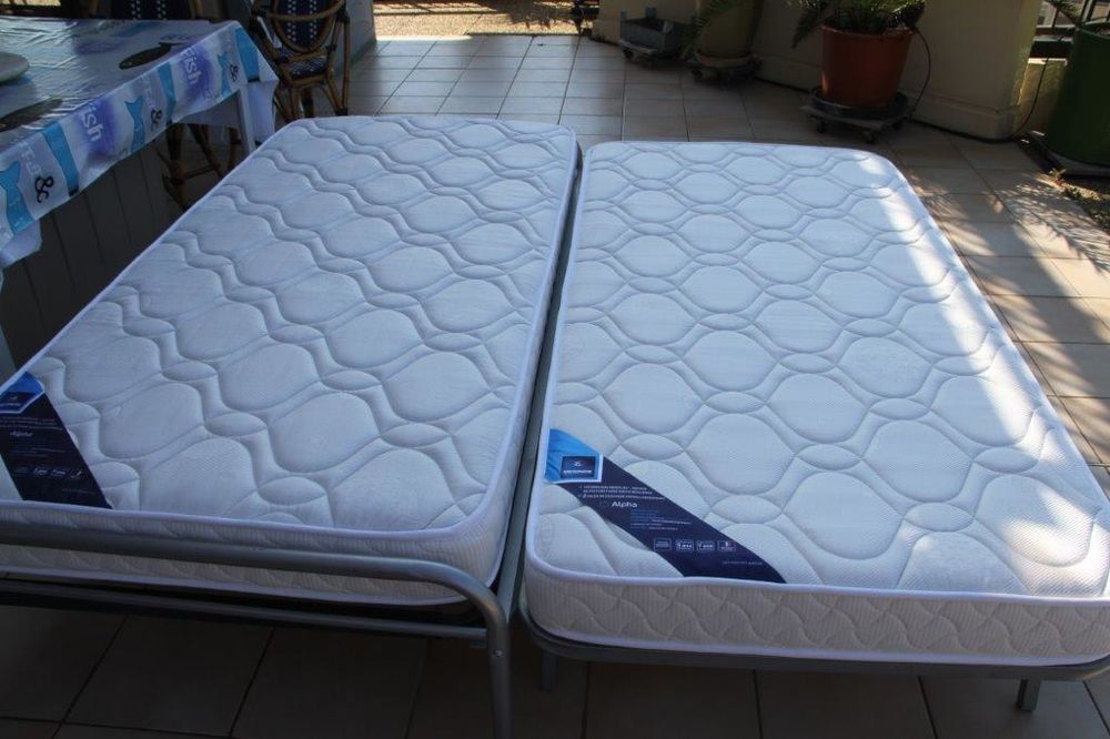 2 LITS AVEC MATELAS EN 0,90 ETAT NEUF MULTI-POSITIONS Meubles