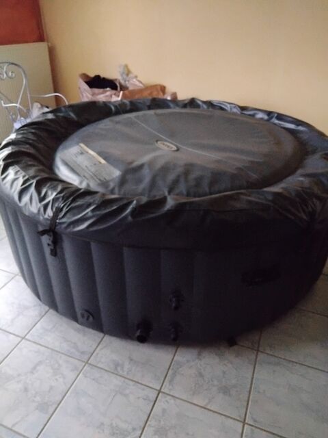 Spa gonflable noir avec couvercle Varambon (01)