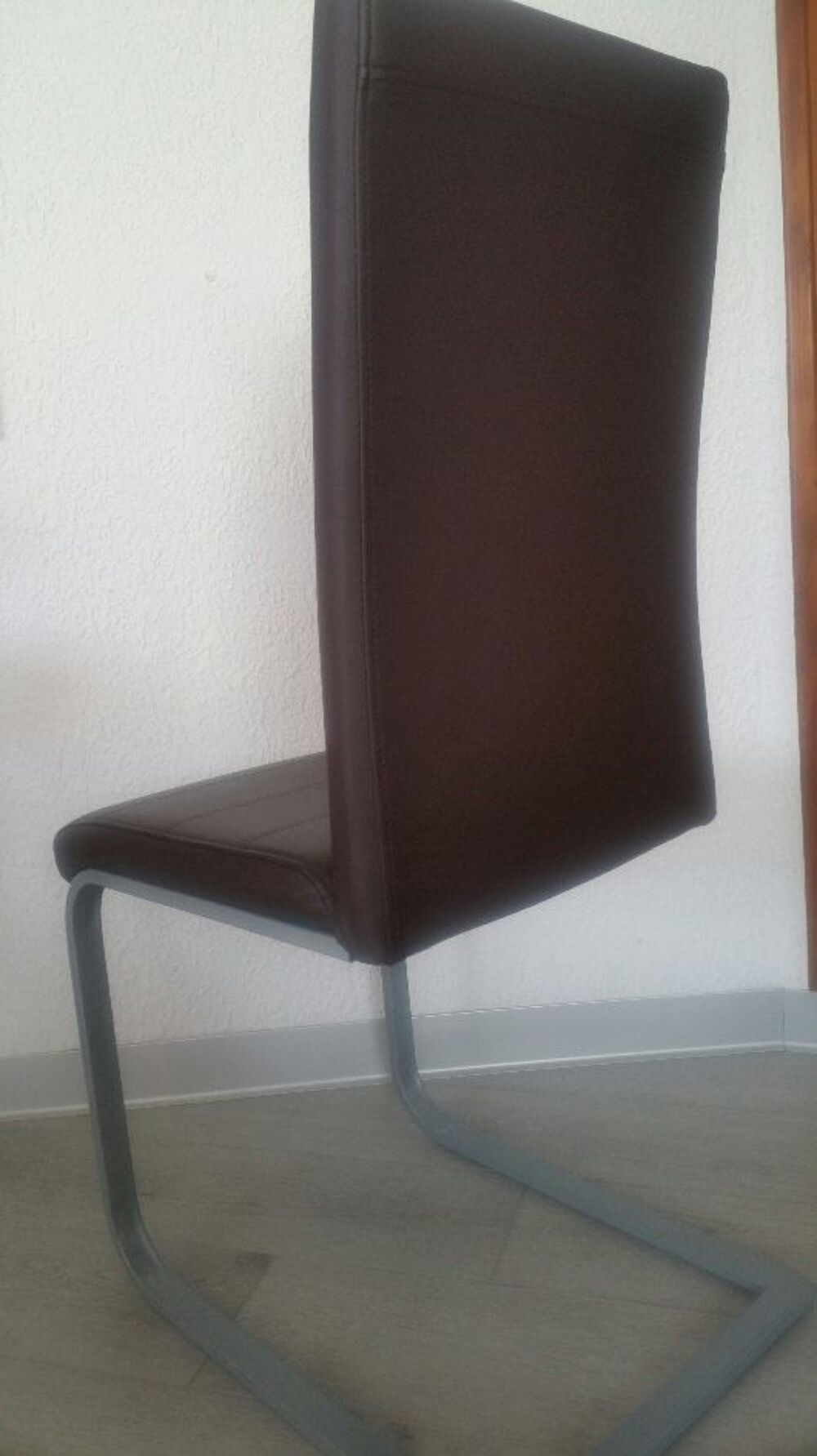CHAISES SIMILI CUIR MARRON ET HOUSSES DE PROTECTION Meubles