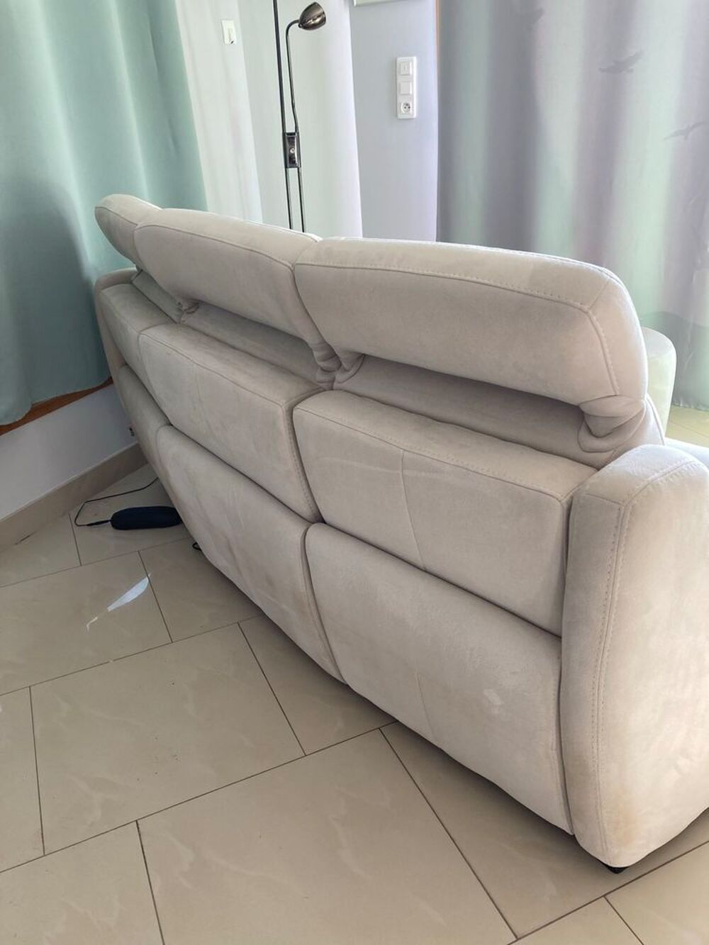 canap&eacute; 3 places plus 2 poufs Meubles