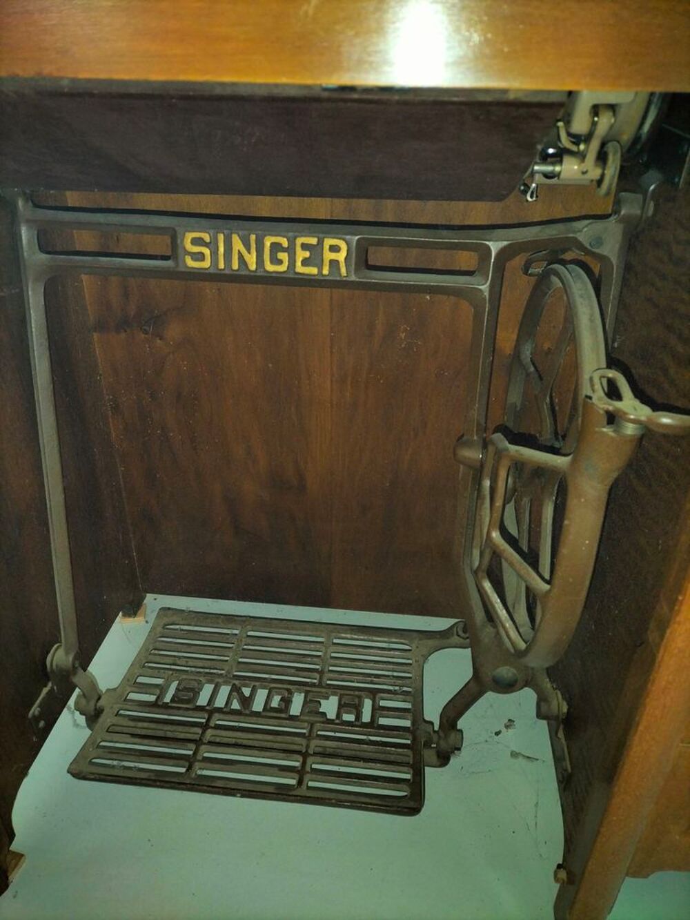 Meuble avec machine &agrave; coudre Singer 