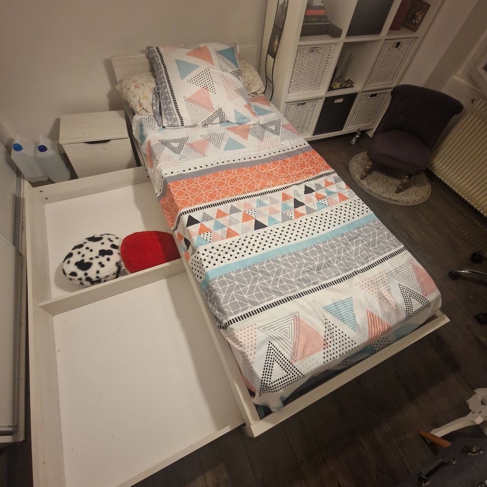chambre enfant couleur cr&egrave;me ( alin&eacute;a)
l Meubles