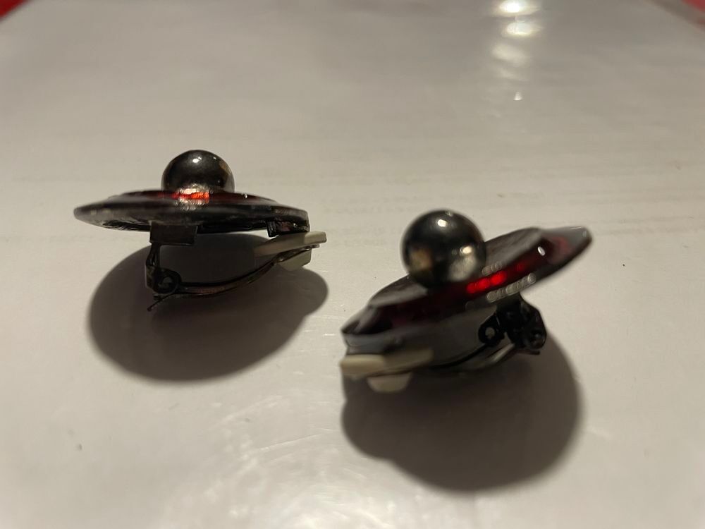 BO Clip ronde Noir Email rouge translucide ANTIGONA Bijoux et montres