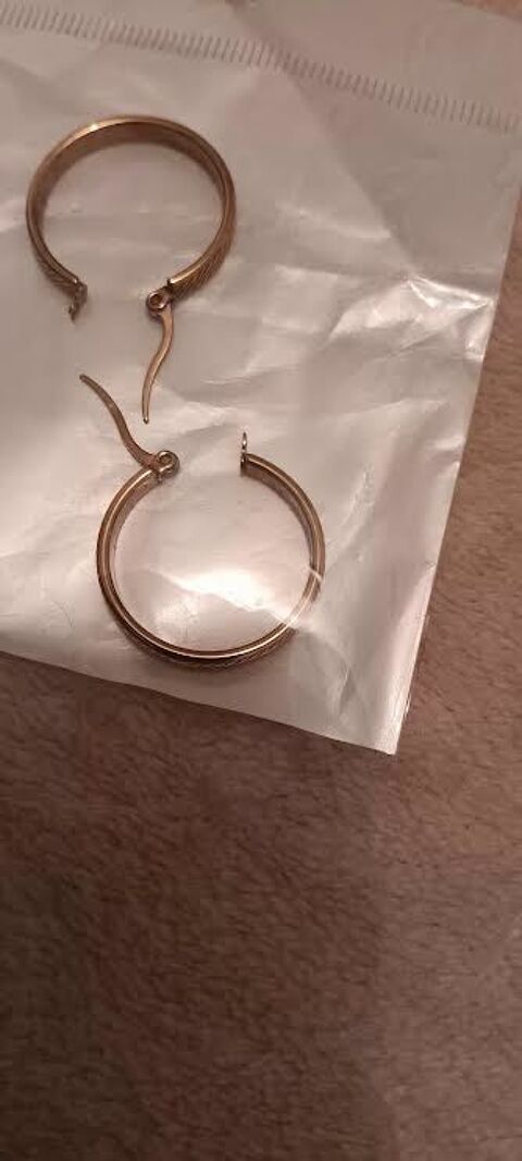 Boucle d'oreilles cr�oles dor�es inoxydable.
Neuf avec �tiq 5 N�mes (30)