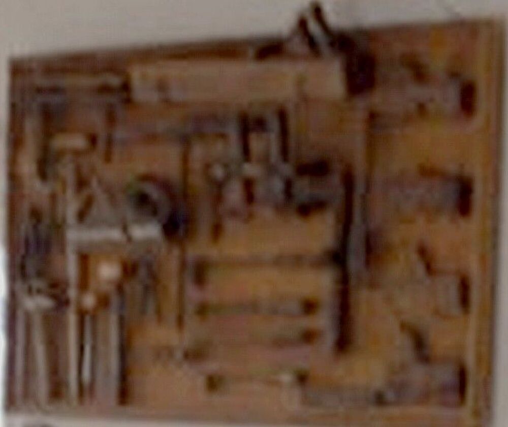 Pr&eacute;sentoir mural d'outils anciens menuisier-&eacute;b&eacute;niste 