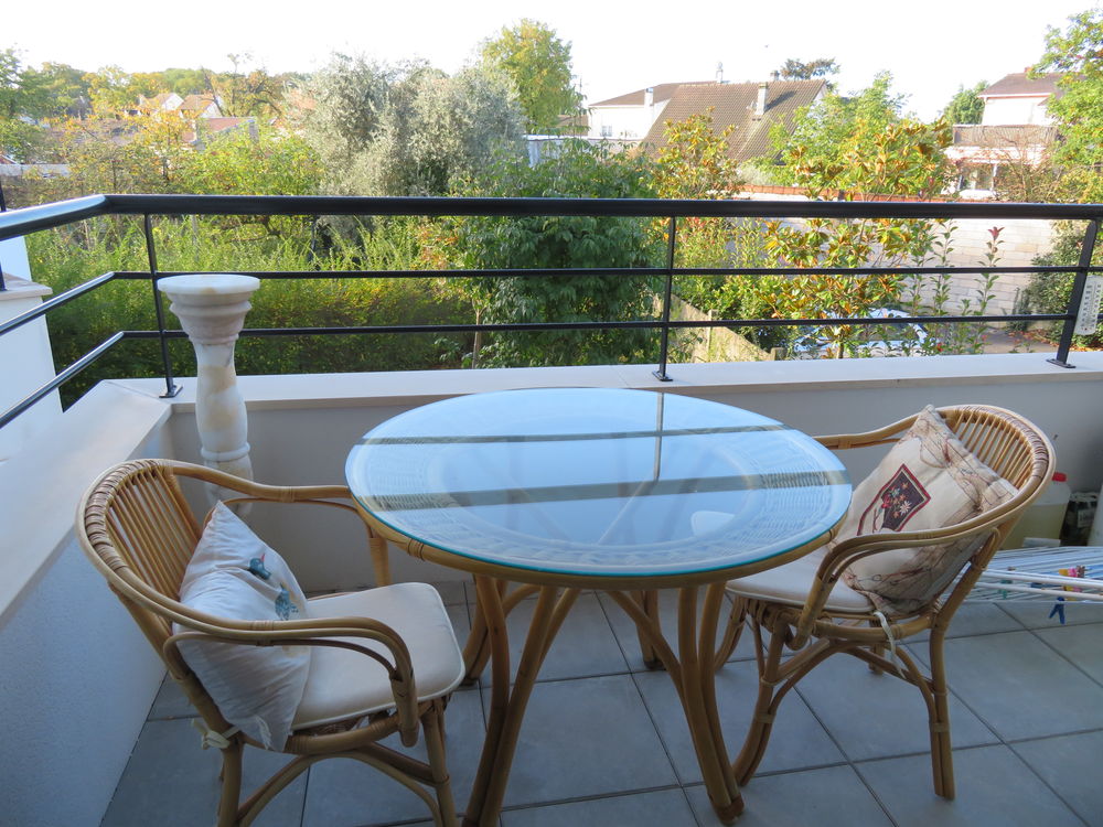 TABLE ROTIN Meubles