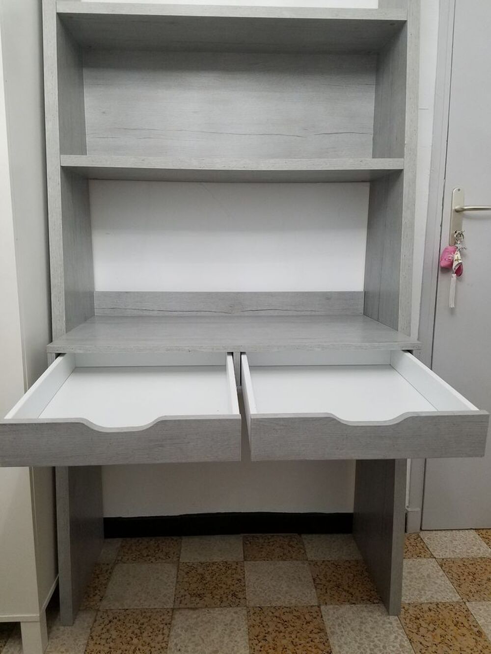 Bureau gris alin&eacute;a Meubles