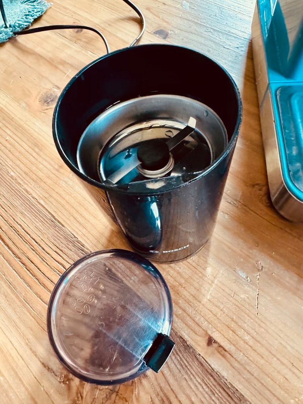 Cafeti&egrave;re Livoo + broyeur graines de caf&eacute; bosch + accessoire Electroménager