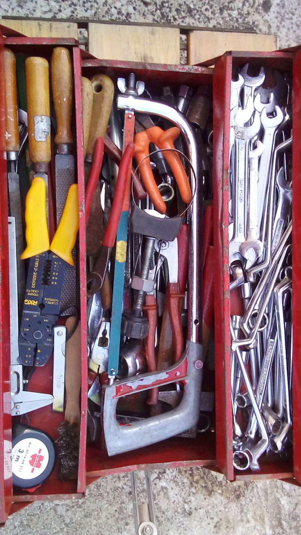 une caisse a outils remplie d'outils divers ; en bon &eacute;tat . Bricolage