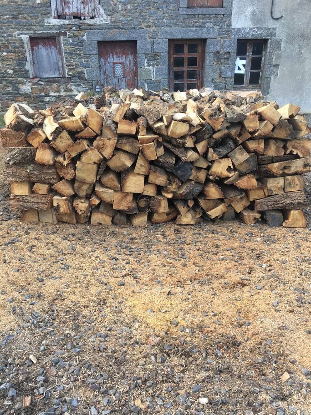 bois de chauffage coup&eacute; en 50 cm sec d un an. ch&ecirc;ne /h&ecirc;tre . 2 cordes.230€/cordes Jardin