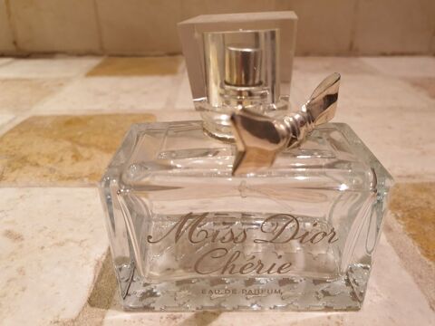 Flacon de parfum 15 Paris 10 (75)