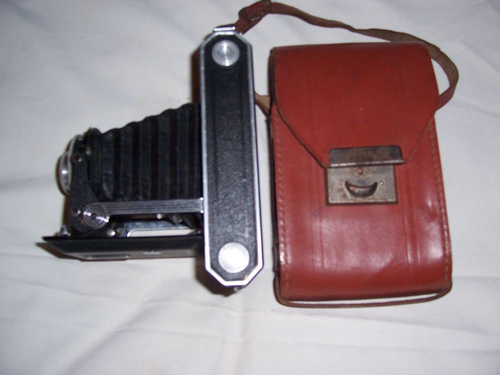 appareil photo Kodac ancien avec sacoche en cuir

