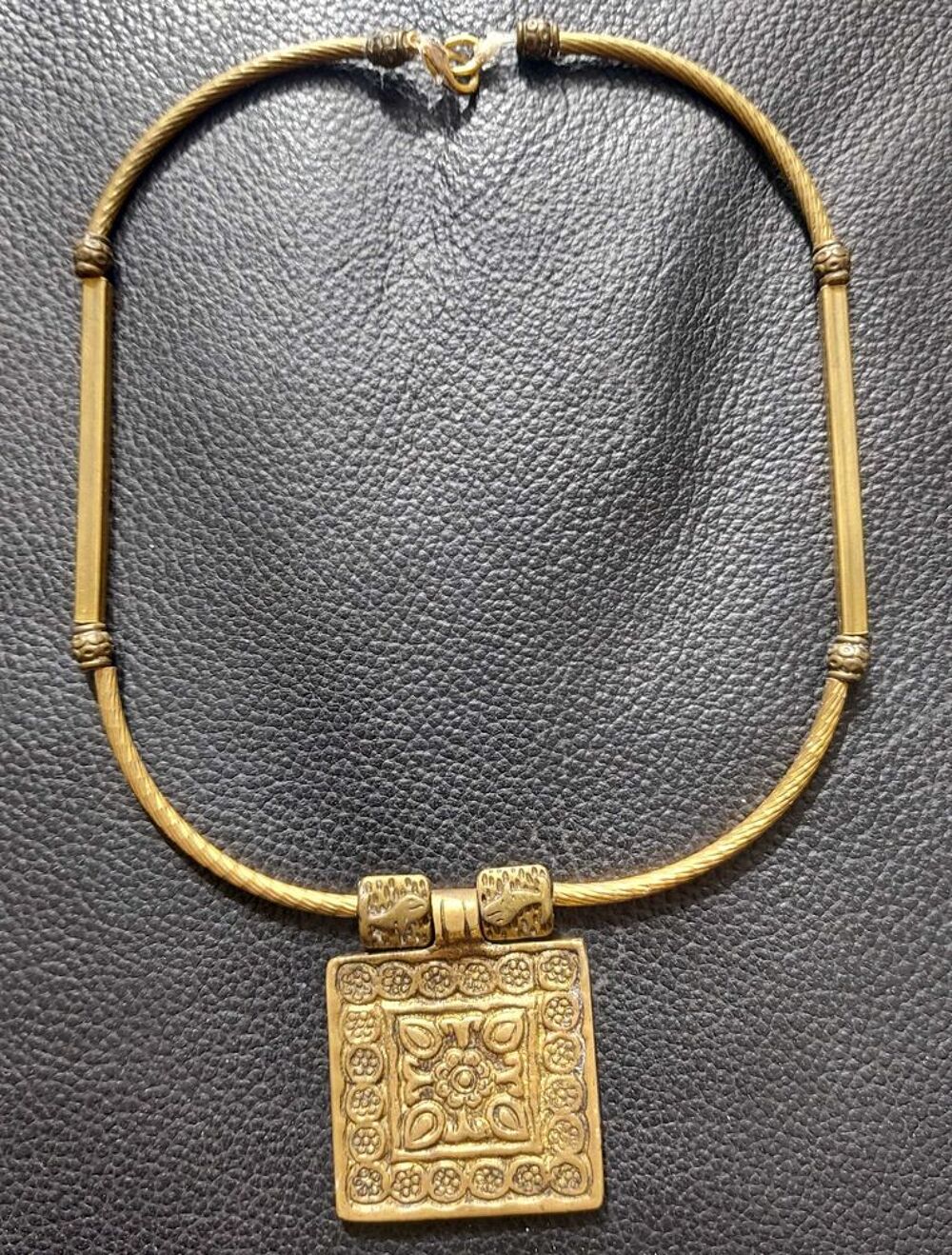 collier &eacute;thnique Bijoux et montres