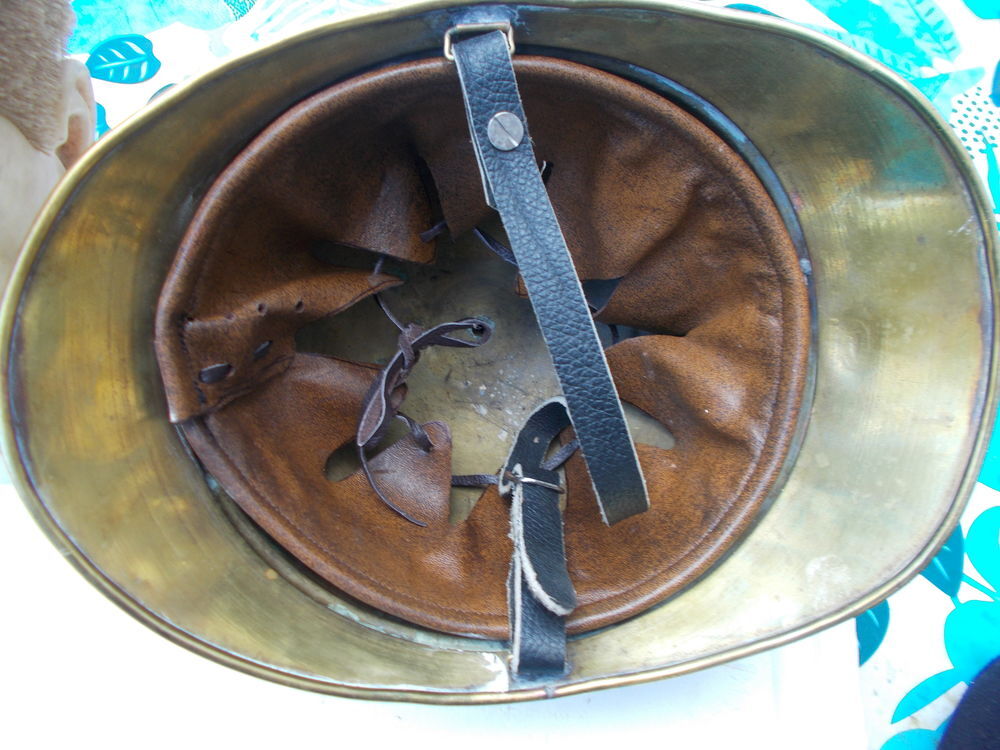 ancien casque de pompier de PARIS ,avec son plumet,bon &eacute;tat 