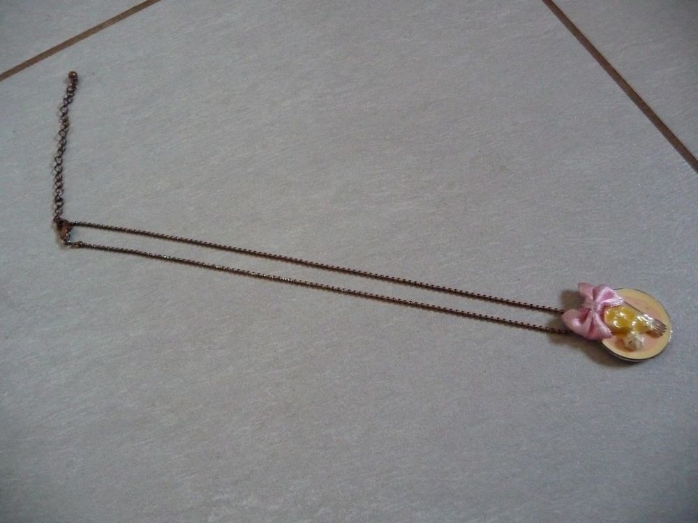 Collier avec pendentif assiette avec g&acirc;teaux Bijoux et montres