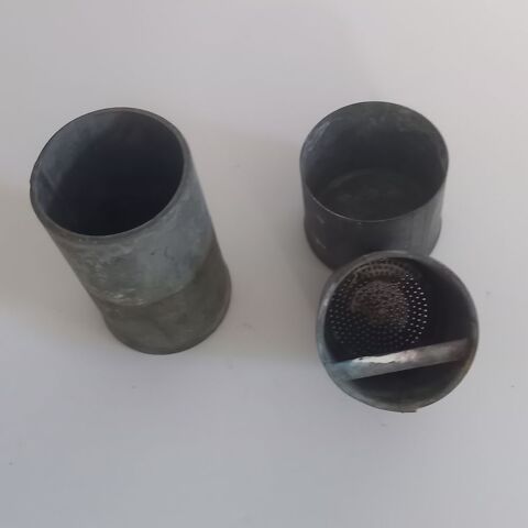Petite boite tamis en métal en zinc , en 3 parties, le tamis 5 Saumur (49)