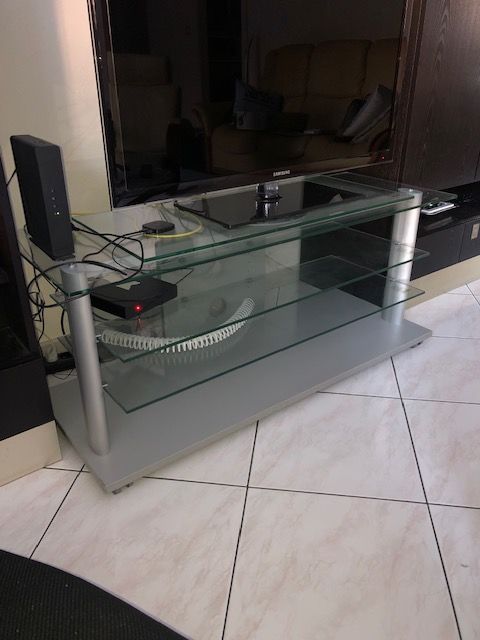 DON de TABLE TL - HI-FI en verre et base bois T BON TAT
0 Montigny-le-Bretonneux (78)