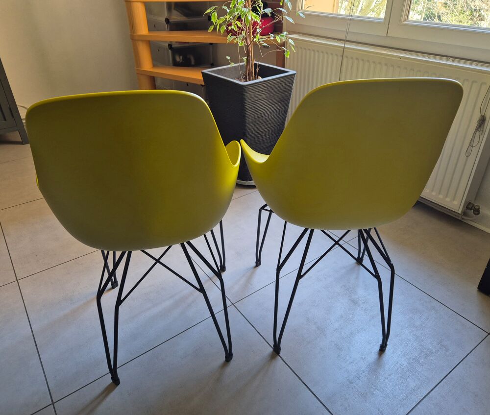 Chaises design coque jaune avec pieds eiffel en m&eacute;tal Meubles