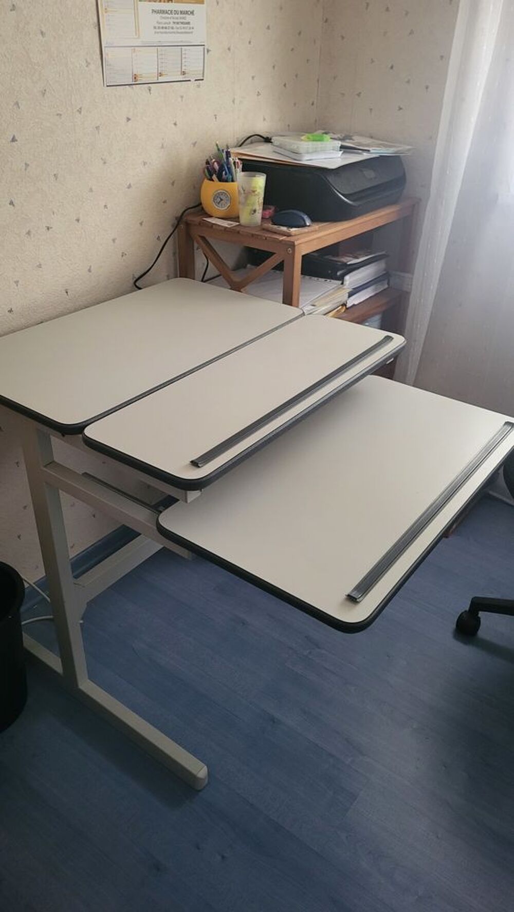 bureau avec tablette coulissante.
bon etat Meubles