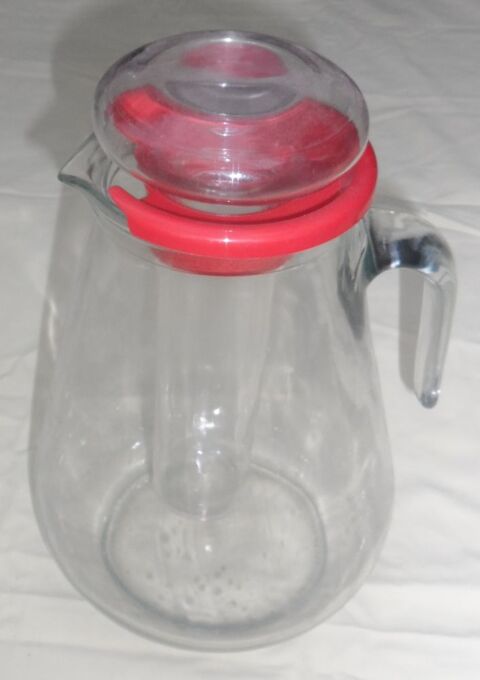 Carafe avec réserve à glaçons et bouchon à vis
3 litres env. 12 Castries (34)