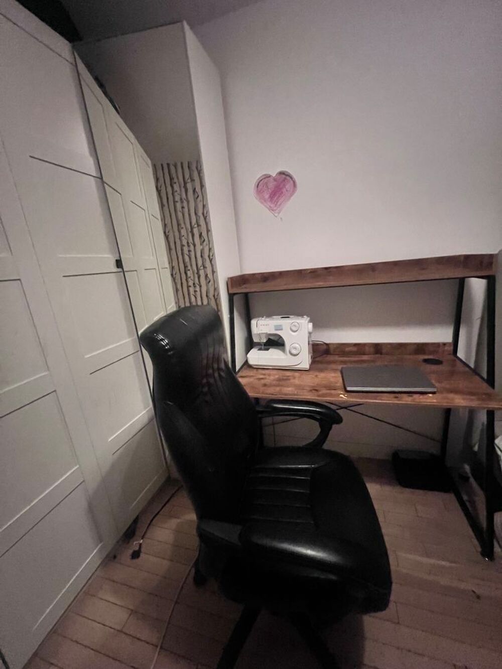 Bureau double &eacute;tag&egrave;re et fauteuil &agrave; saisir Meubles