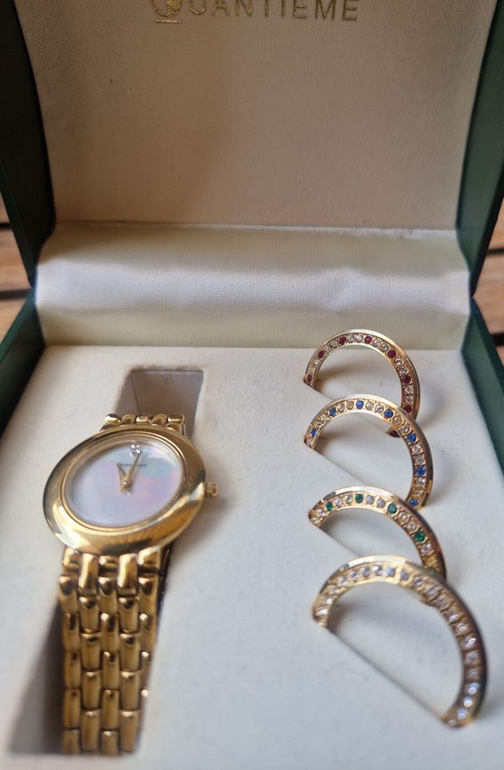 Montre dor&eacute;e avec lunettes interchangeables Bijoux et montres