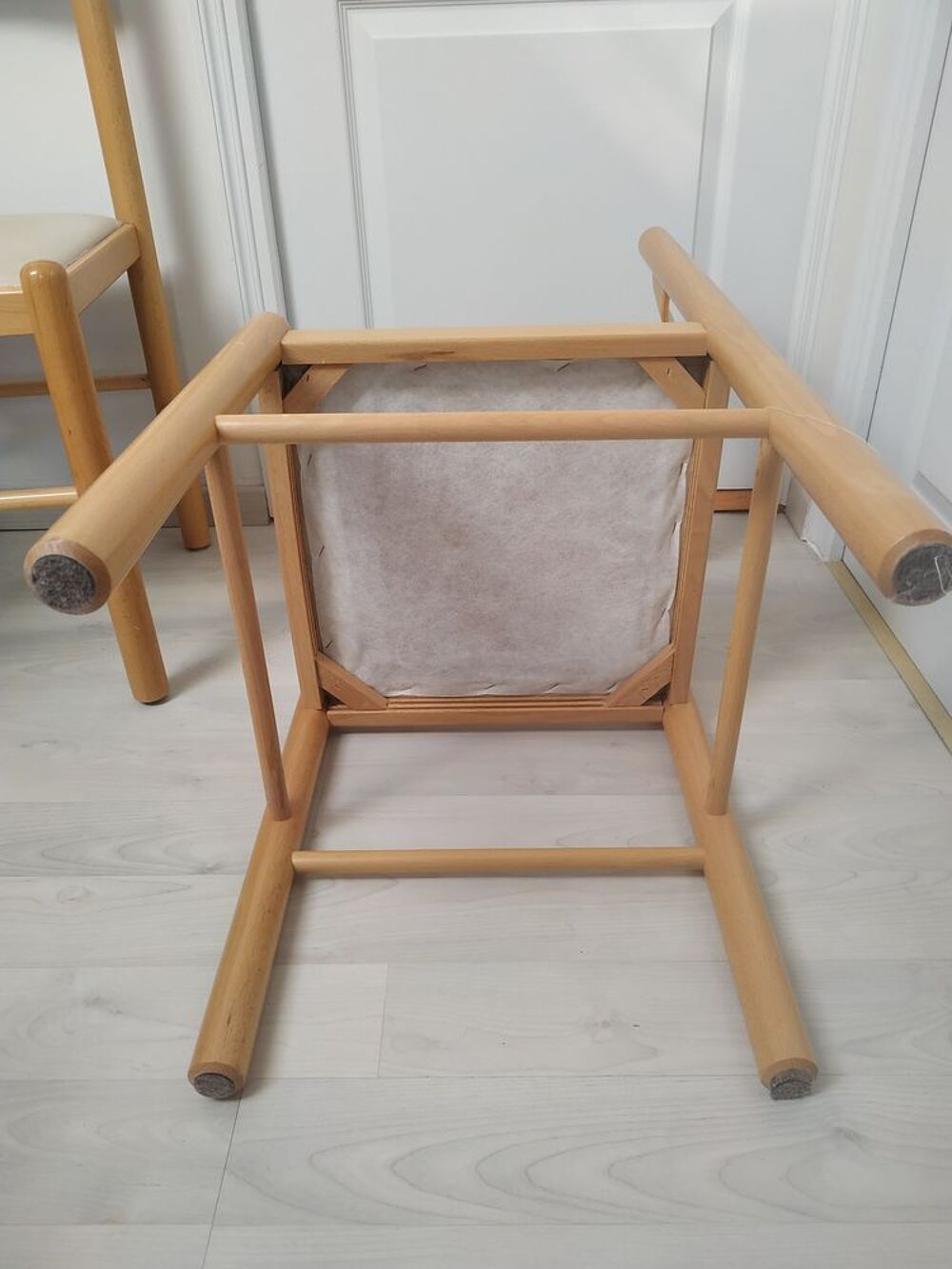 2 chaises en bois, Bon &eacute;tat Meubles