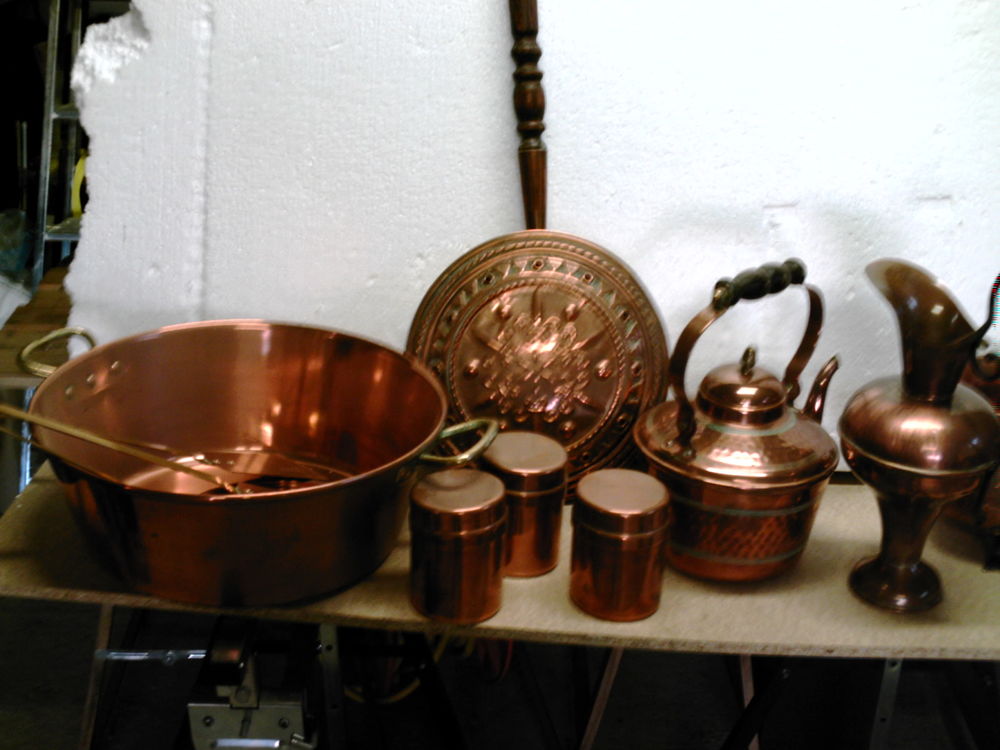 Divers objets en cuivre.
Décoration