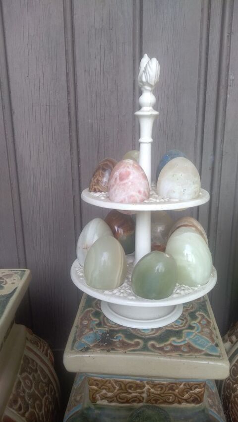 17 Oeufs en onyx sur pr�sentoir � oeufs en fonte �mail ancie 250 Roquefort-les-Pins (06)