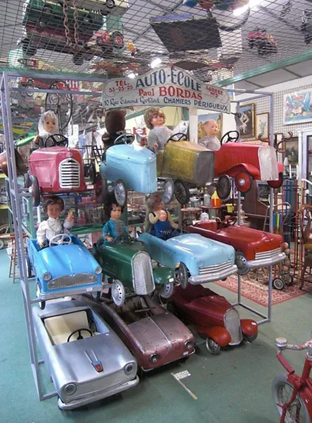 Voitures &agrave; p&eacute;dales ancienne 
