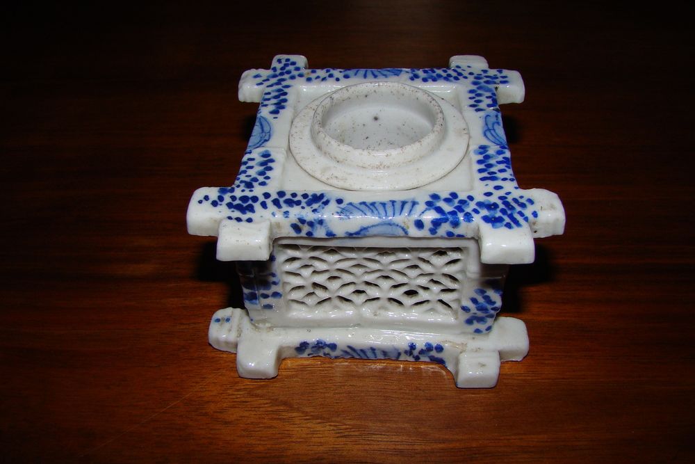 Ancien encrier en porcelaine ajour&eacute;e XIXeme 
