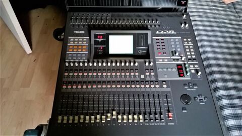 Yamaha 02R V2 (2 Slots Extension) + Fly-Case Pro 900 Cogolin (83)