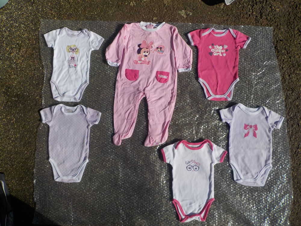 LOT FILLE 12 MOIS 1 PYJAMA 5 BODYS MANCHES COURTES Vêtements enfants