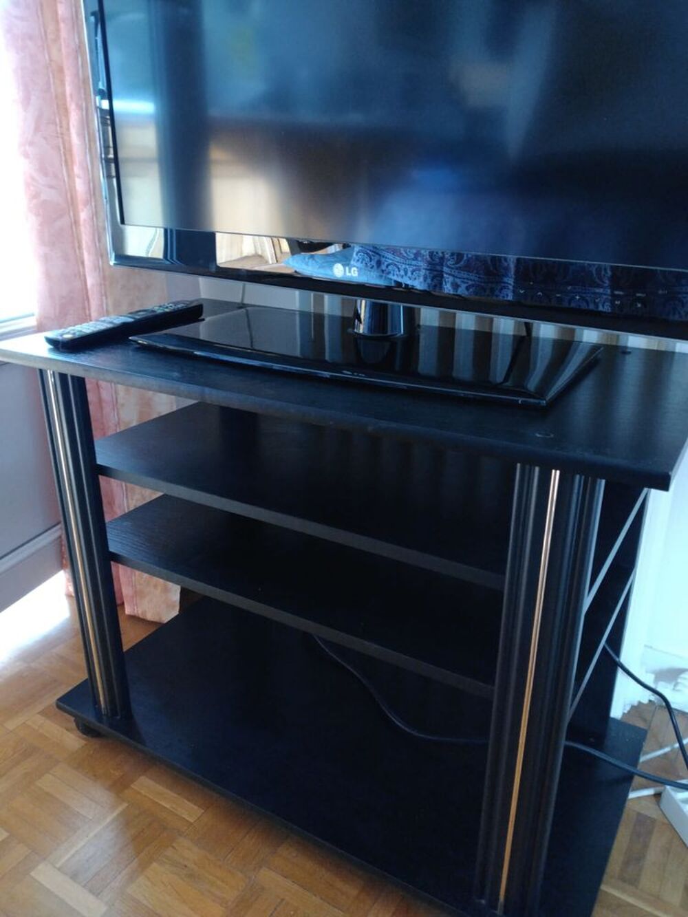 Lot : lit, canap&eacute;, belles vaisselles, cafeti&egrave;re, tasses, et Meubles