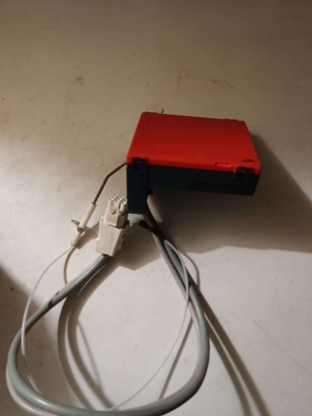 Bo&icirc;tier &eacute;lectronique avec c&acirc;bles et connecteur Bricolage