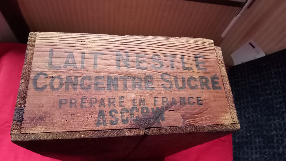 Ancienne caisse en bois 
Lait concentr&eacute; sucr&eacute; Décoration