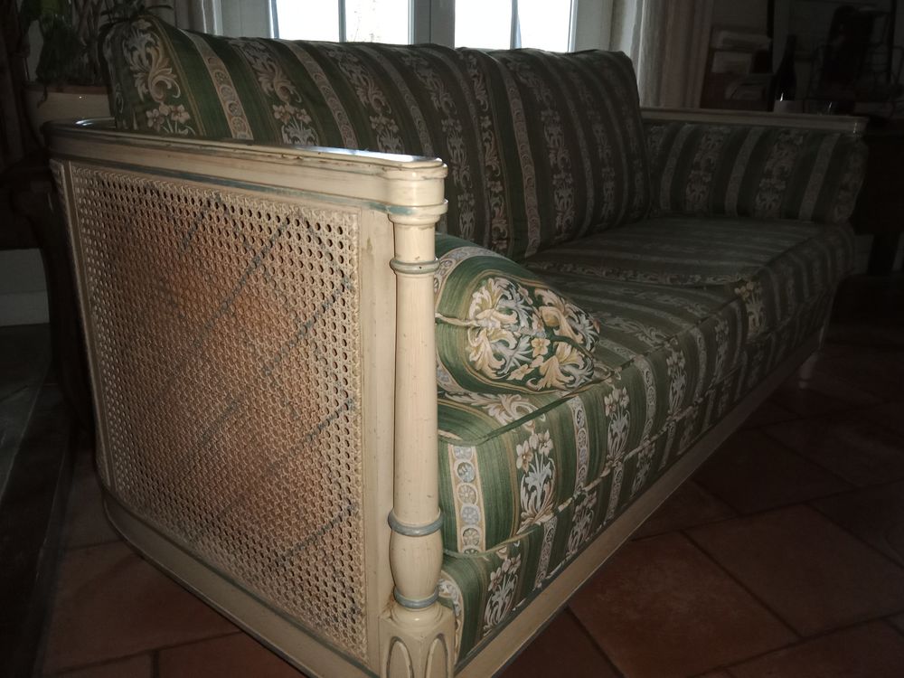 Canap&eacute; et deux fauteuils assortis Meubles