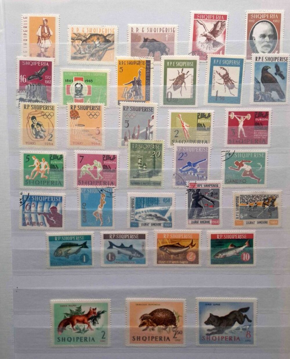 S&eacute;rie de timbres de collection d'Albanie 