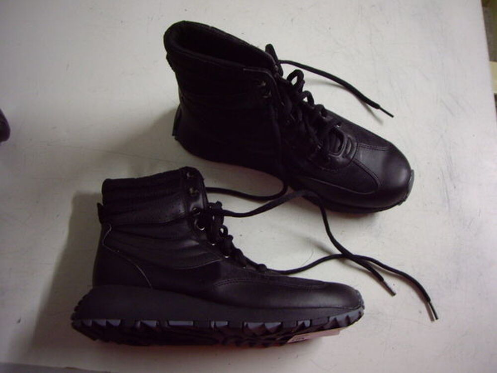Baskets hautes Noir pt 38 &agrave; 8 € + 10 € Chaussures