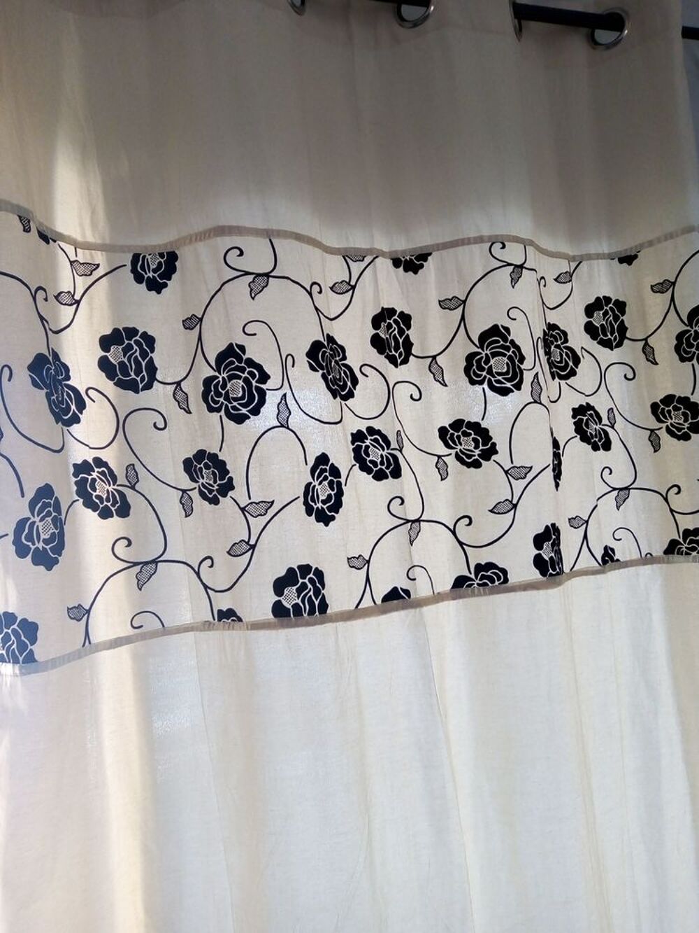 Lot de 4 rideaux 3 suisses beige avec fleurs noires Décoration