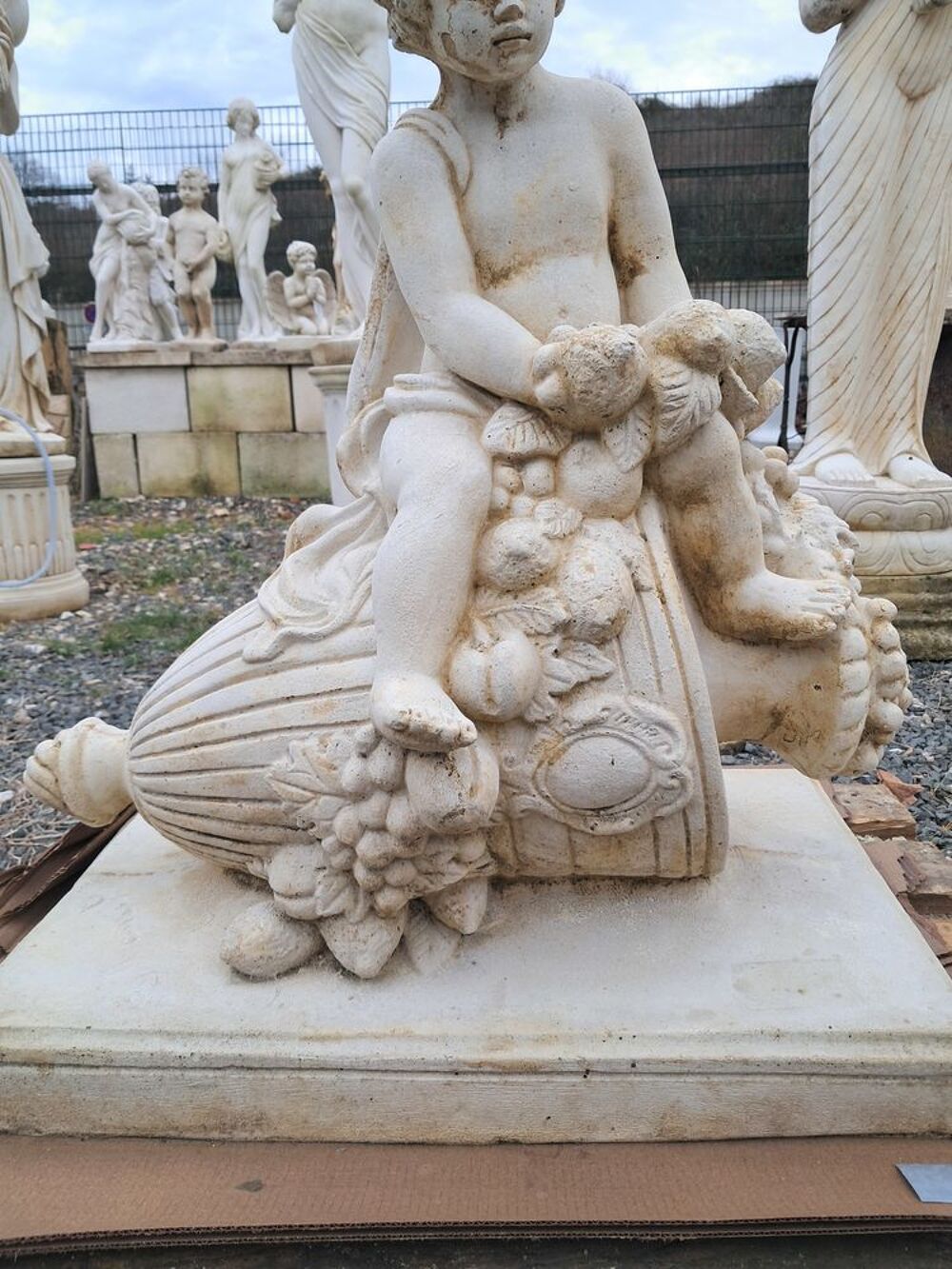 Statue enfant sur coupe, en pierre reconstitu&eacute;e Décoration