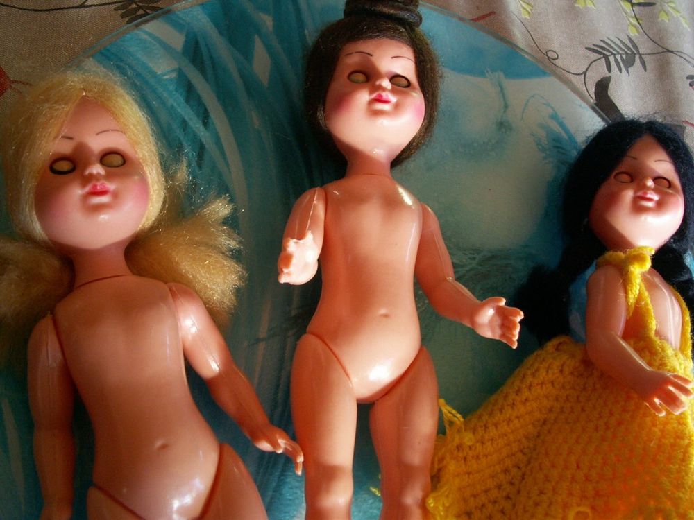lot non dissociable de 3 poup&eacute;es anciennes CS
