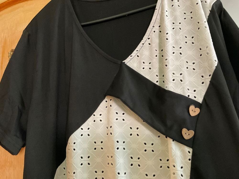 Belle robe avec broderies Vêtements