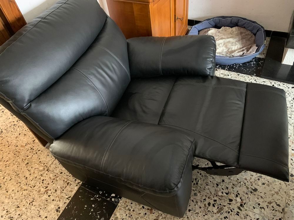 tr&egrave;s joli canap&eacute; en cuir noir et son fauteuil Meubles