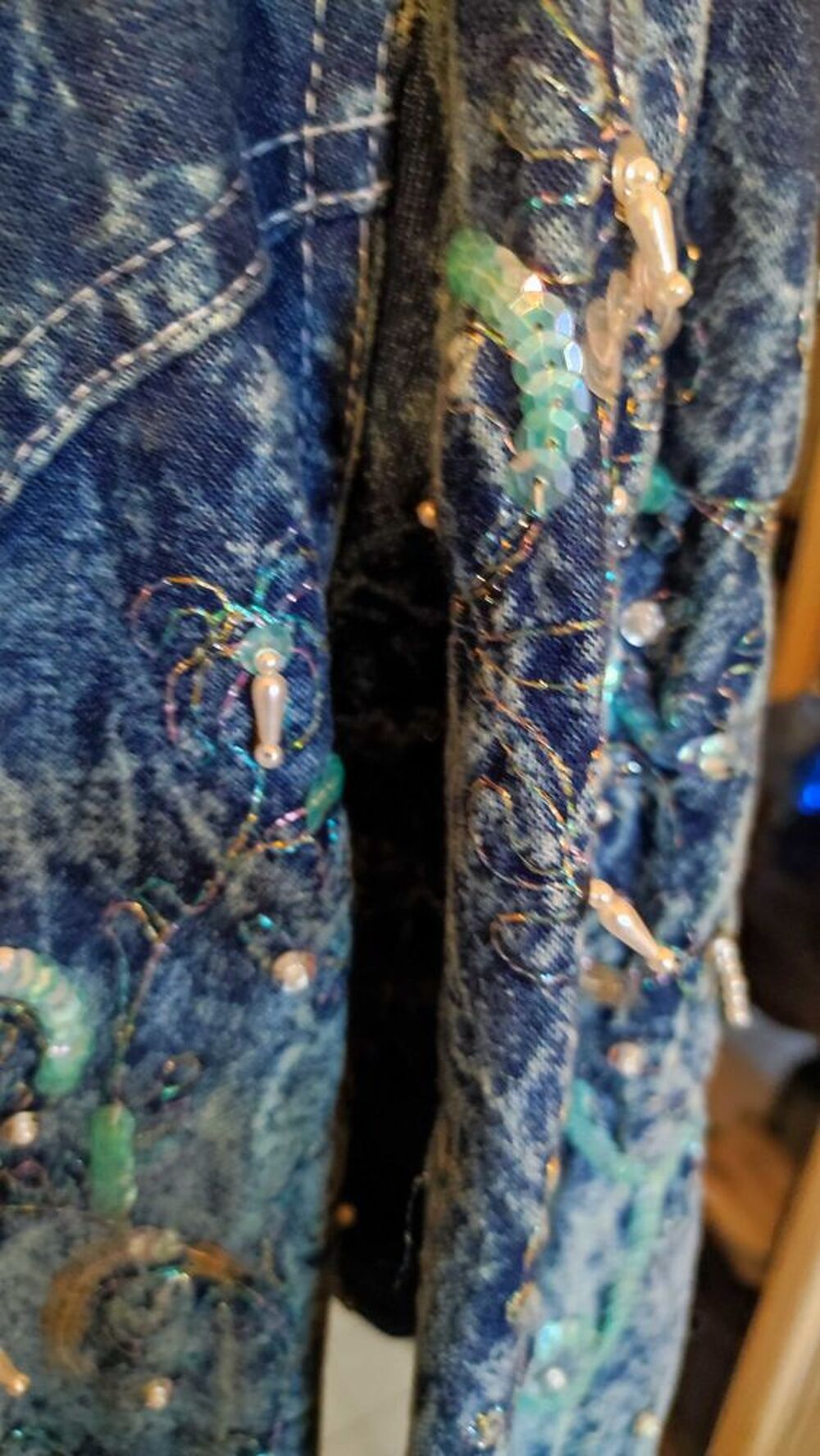 Superbe veste vintage ann&eacute;es fin 80 , neuve, perl&eacute;e, avec sequins &eacute;galement. jean Vêtements