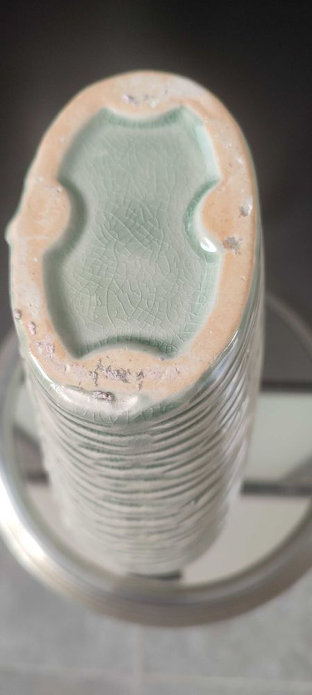 Vase en c&eacute;ramique craquel&eacute;e ann&eacute;es 80-90 d&eacute;cor v&eacute;g&eacute;tal 